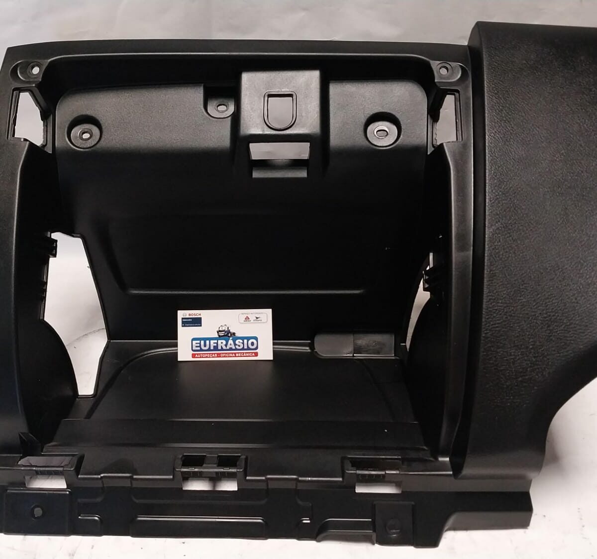 ALOJAMENTO PORTA-LUVA FIAT TORO C/ LEVE DETALHE LATERAL